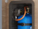 De Truma MonoControl CS R gasdrukregelaar met crashsensor gemonteerd op een blauwe Campingaz-gasfles.