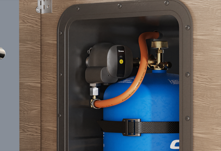 De Truma MonoControl CS R gasdrukregelaar met crashsensor gemonteerd op een blauwe Campingaz-gasfles.
