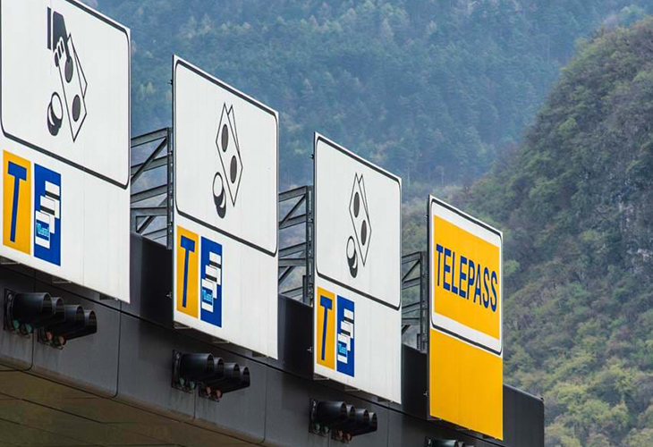 De traditionele tolpoorten op de A22 Brennerautobahn in Zuid-Tirol waar auto's en campers moeten stoppen.