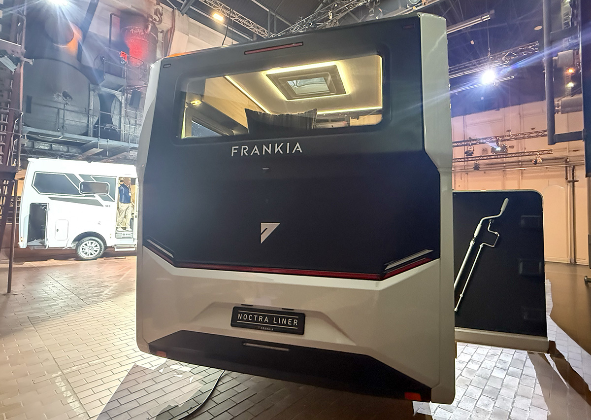 Achterzijde van de integraalcamper Frankia Noctra Liner