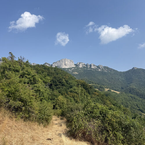 Zicht op de rotswanden van het Vercors-massief tijdens wandeling Aux Sources de Barberolle