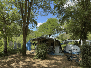 Tenttrailer op staanplaats camping Le Gallo Romain in Frankrijk