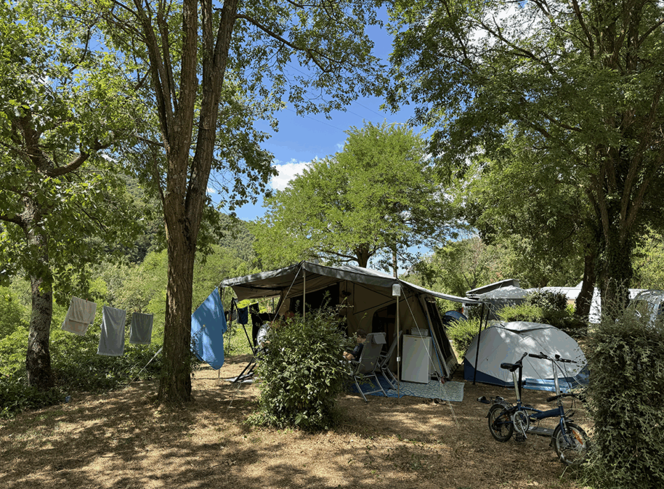 Tenttrailer op staanplaats camping Le Gallo Romain in Frankrijk