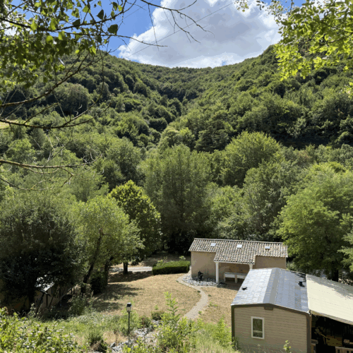 Camping Le Gallo Romain staanplaatsen en sanitairgebouw
