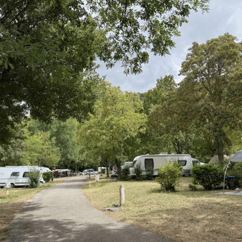 Een deel van de toeristische staanplaatsen op Camping Le Gallo Romain in Frankrijk