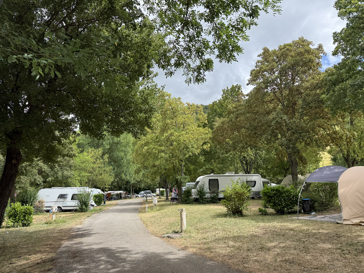 Een deel van de toeristische staanplaatsen op Camping Le Gallo Romain in Frankrijk