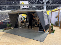 De nieuwe Camp-let Alba tweepersoons vouwwagen met luifel opgebouwd op de beurs.