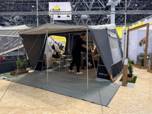 De nieuwe Camp-let Alba tweepersoons vouwwagen met luifel opgebouwd op de beurs.