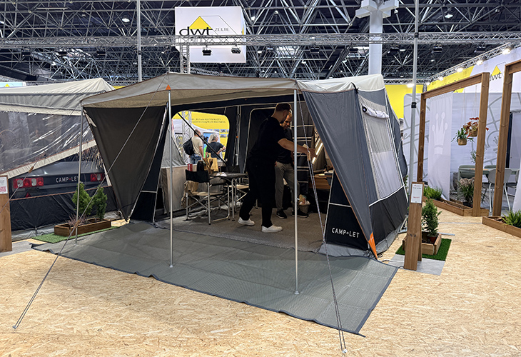 De nieuwe Camp-let Alba tweepersoons vouwwagen met luifel opgebouwd op de beurs.