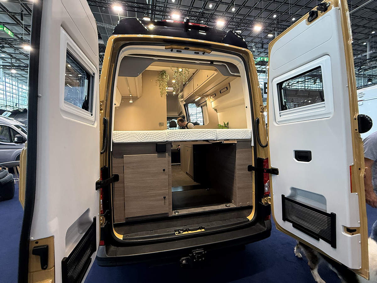 Achterzijde met openslaande deuren van de Carado CV595 X-Edition op de Caravan Salon 2026
