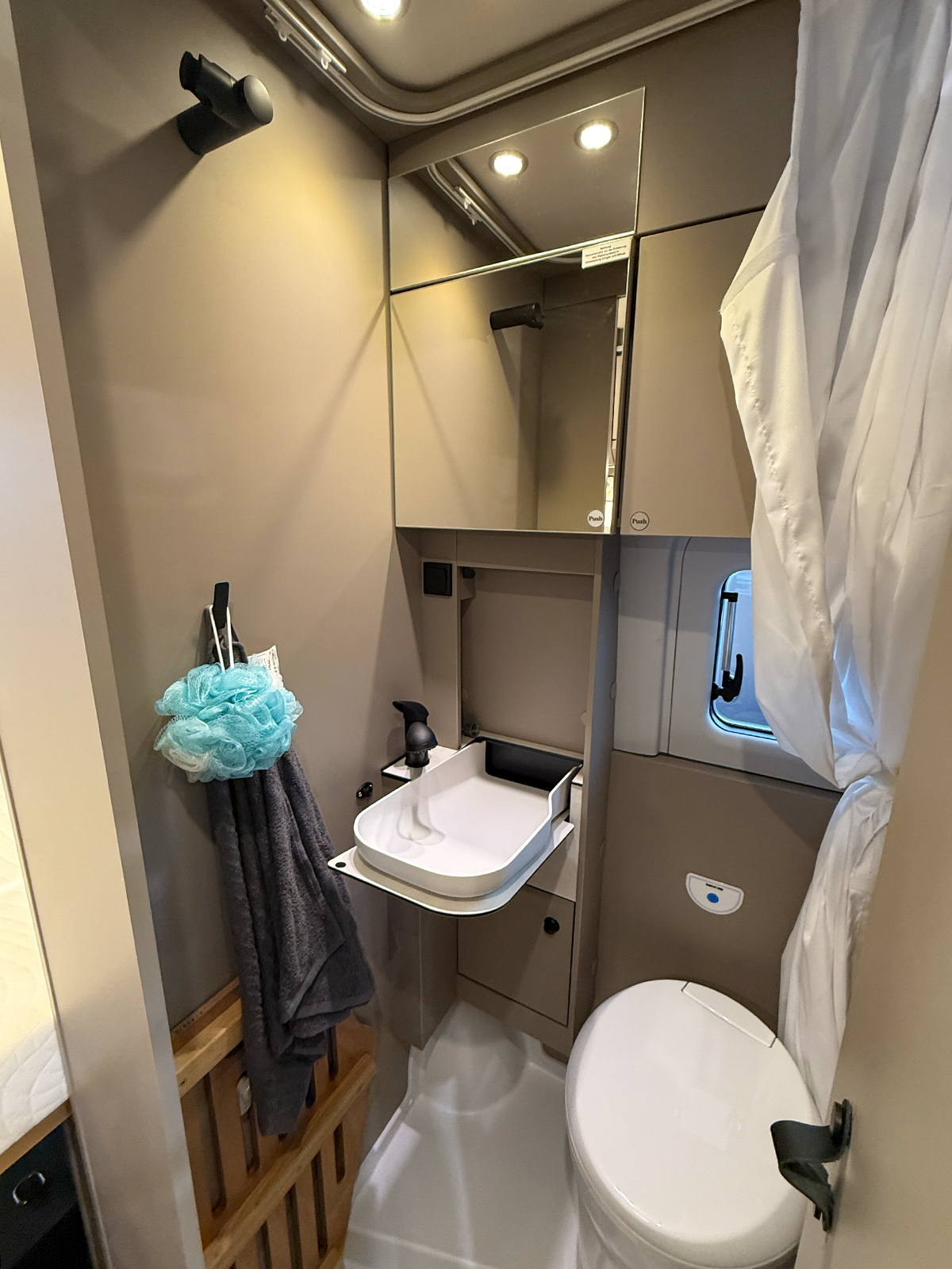 Badkamer met douche, toilet en opklapbare wastafel in de Carado CV595 X-Edition