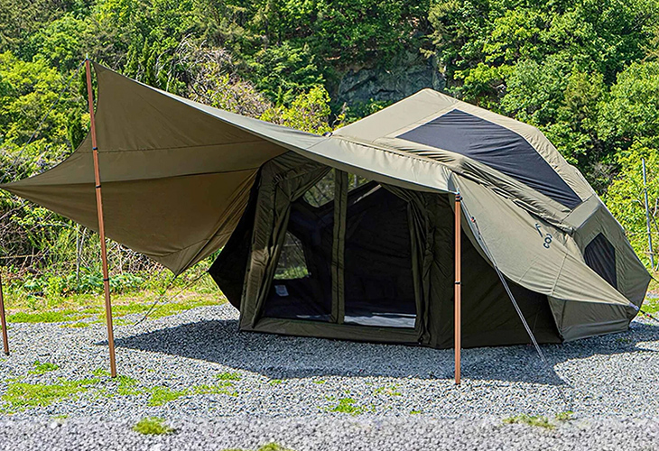 De Coody Bestona Air Cabin opblaasbare koepeltent met luifel op een camping.