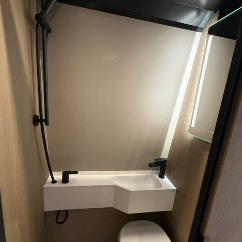 Badkamer van de Dovra RIG X-710 op de Caravan Salon 2026