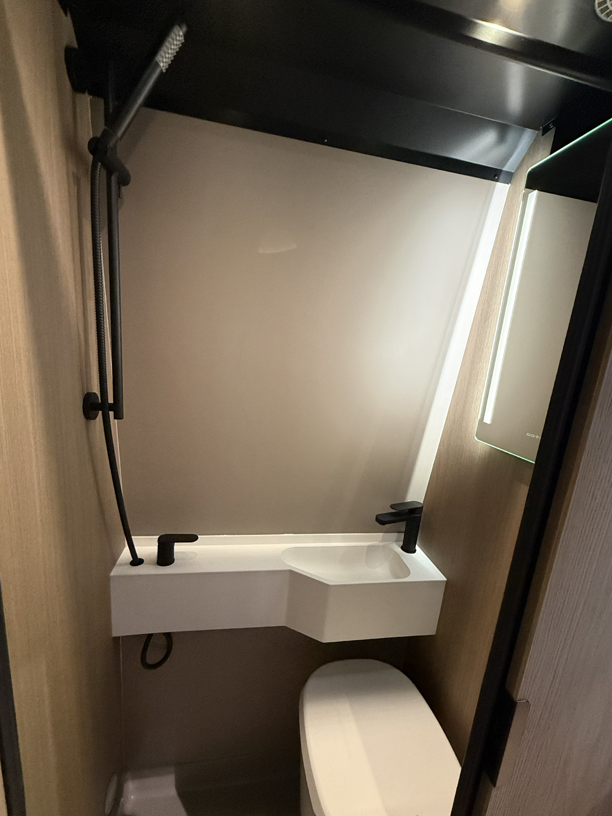 Badkamer van de Dovra RIG X-710 op de Caravan Salon 2026