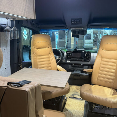 Draaibare captain chairs in de Dovra RIG X-710 op de Caravan Salon 2026