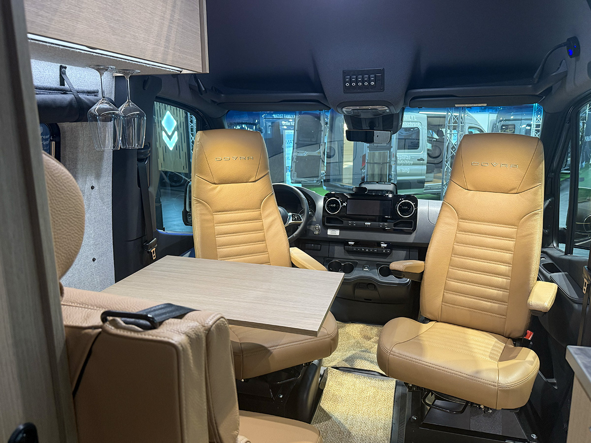 Draaibare captain chairs in de Dovra RIG X-710 op de Caravan Salon 2026