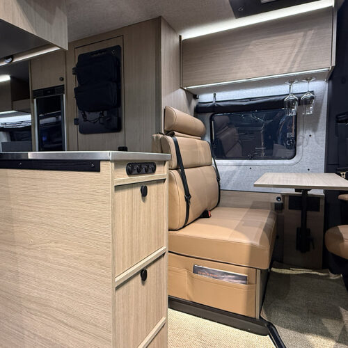 Inkijkje vanaf buiten in de Dovra RIG X-710 op de Caravan Salon 2026