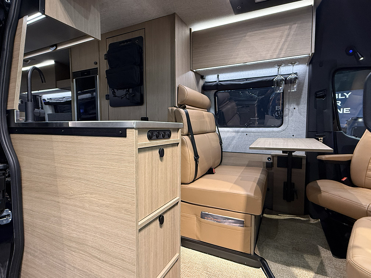 Inkijkje vanaf buiten in de Dovra RIG X-710 op de Caravan Salon 2026