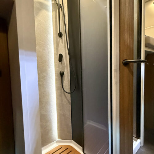 Badkamer in Dethleffs Graneo met douchevlonder en zwarte douche