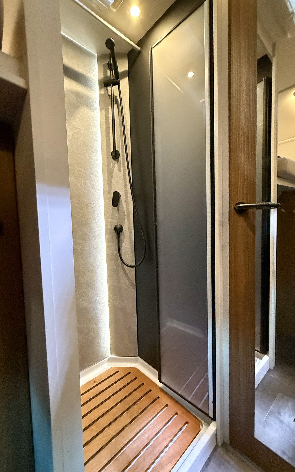 Badkamer in Dethleffs Graneo met douchevlonder en zwarte douche
