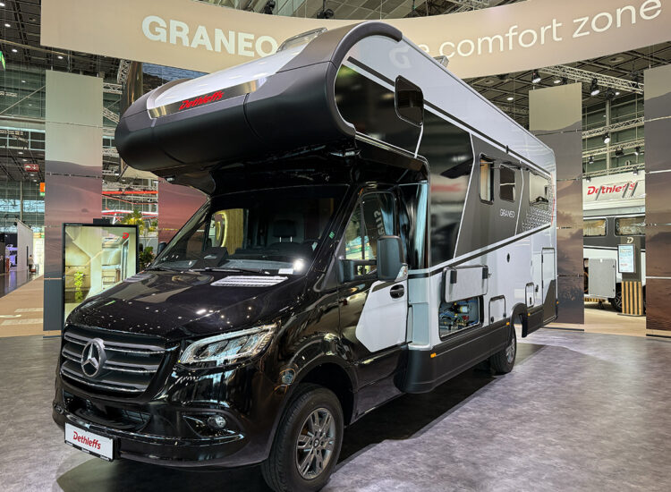 Het exterieur van de nieuwe alkoofcamper Dethleffs Graneo op de Caravan Salon 2026