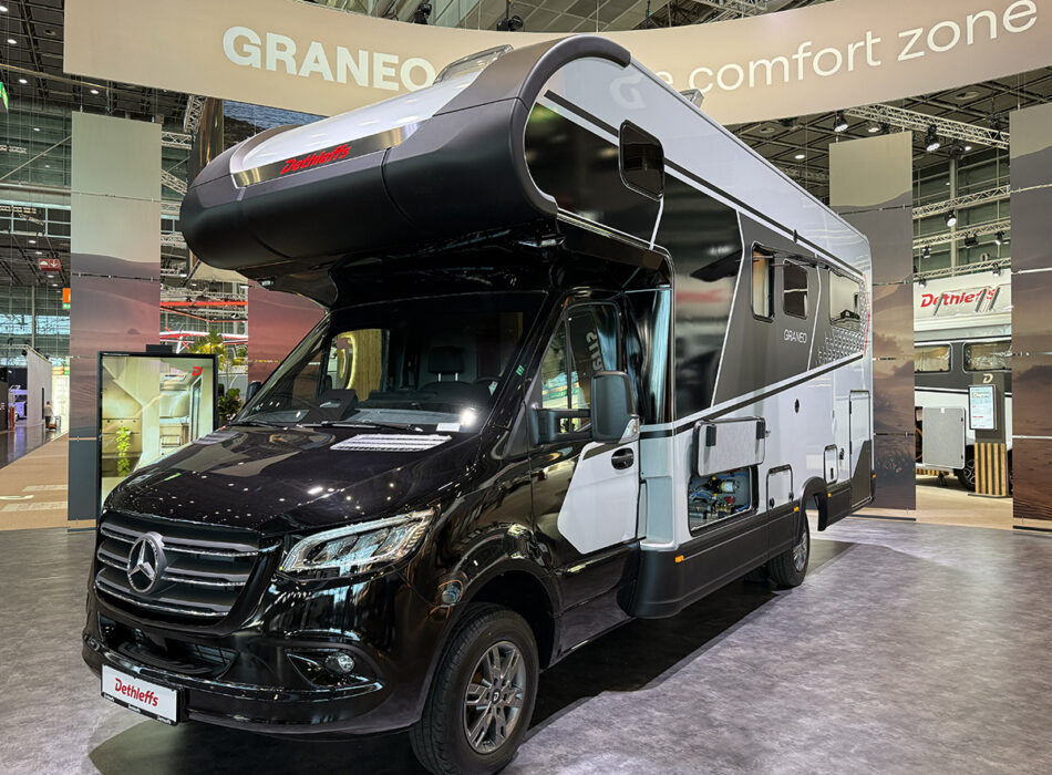 Het exterieur van de nieuwe alkoofcamper Dethleffs Graneo op de Caravan Salon 2026