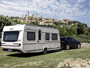 Zijaanzicht van de nieuwe Fendt Diamant 2027 caravan op een camping met lichtmetalen velgen