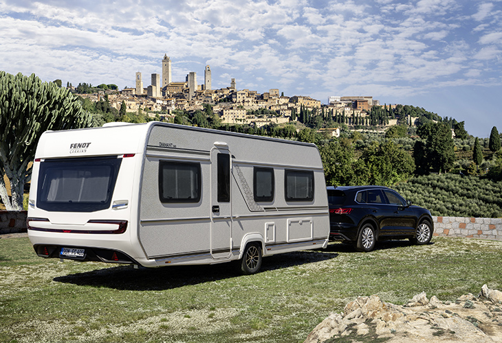 Zijaanzicht van de nieuwe Fendt Diamant 2027 caravan op een camping met lichtmetalen velgen