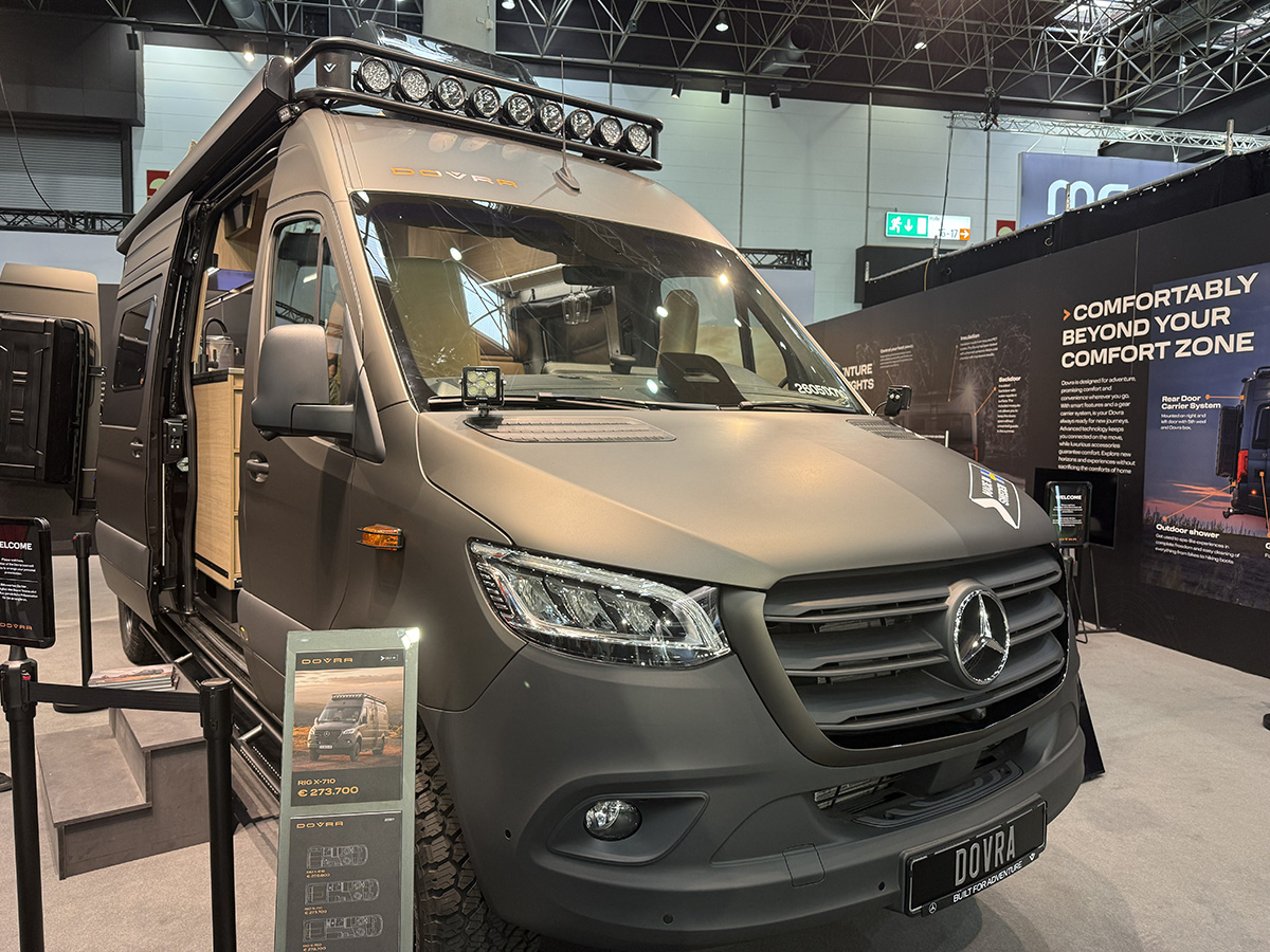 De nieuwe premium buscamper Dovra RIG X-710 bij de perspresentatie van Dovra op de Caravan Salon 2026