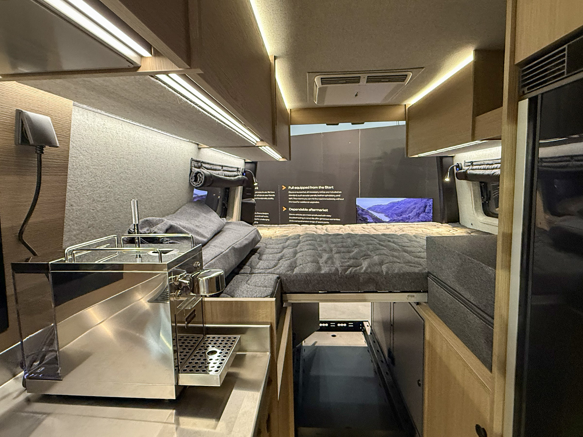 Het bed van 200 x 165 cm in de Dovra RIG X-710 op de Caravan Salon 2026