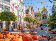 Sfeervolle Halloween-decoraties met duizenden oranje pompoenen in Europa-Park