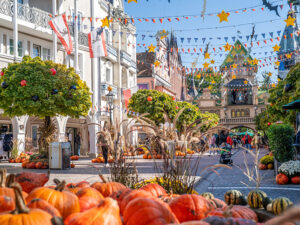 Sfeervolle Halloween-decoraties met duizenden oranje pompoenen in Europa-Park
