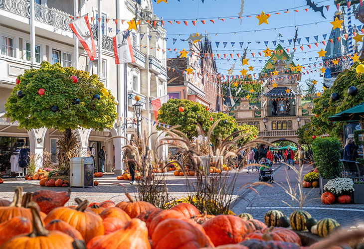 Sfeervolle Halloween-decoraties met duizenden oranje pompoenen in Europa-Park