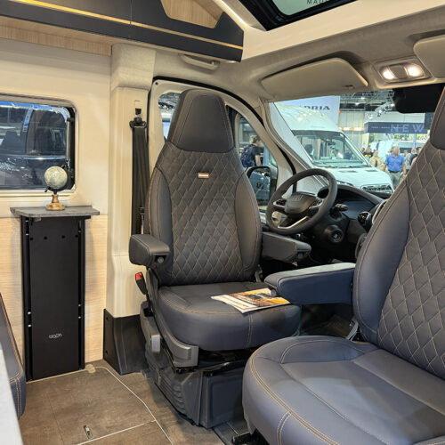 Draaibare cabinestoelen in de Eura Mobil Vancona
