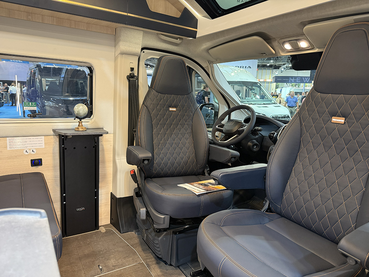 Draaibare cabinestoelen in de Eura Mobil Vancona