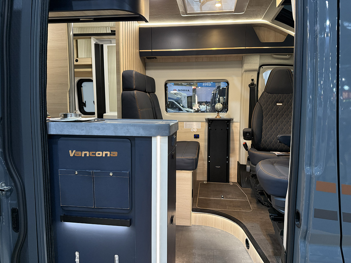 Interieur Eura Mobil Vancona vanaf buiten gefotografeerd op de Caravan Salon 2026