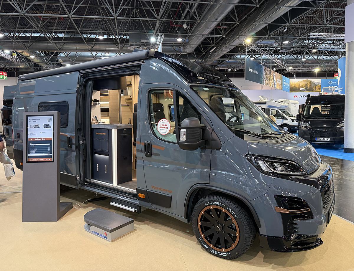 Exterieur van de buscamper Eura Mobil Vancona op de Caravan Salon 2026