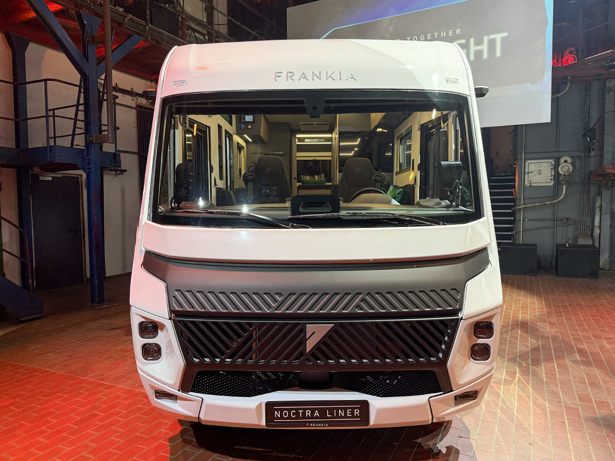 Het front van de Frankia Noctra Liner tijdens de wereldpremière op de Caravan Salon 2026 in Düsseldorf