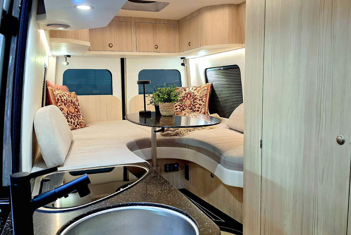 Innova Roadtrip 695L Beach-interieurstijl rondzit