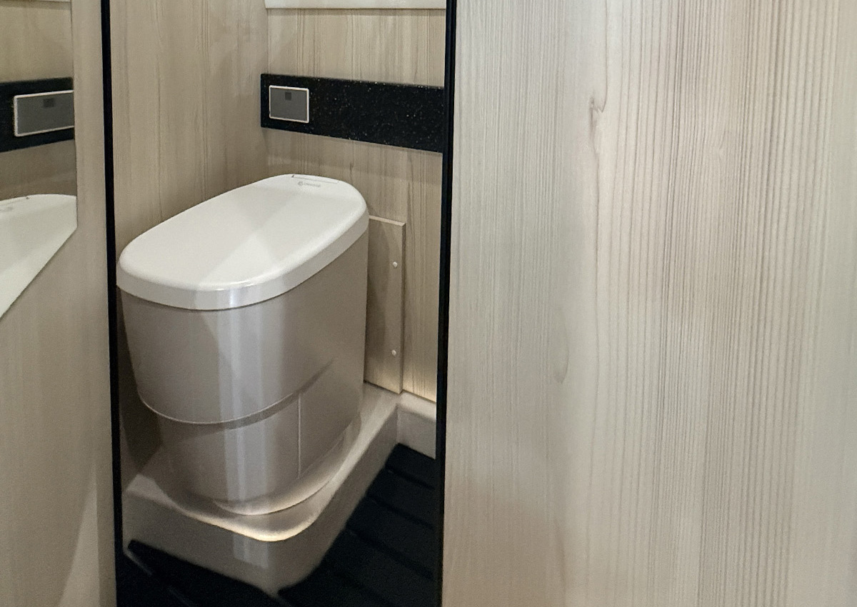 Badkamer Innova Roadtrip buscamper met Clesana-droogtoilet