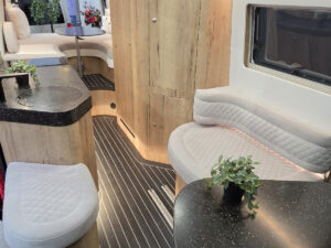 Loungebank in hocker in buscamper Innovan Roadtrip 695L