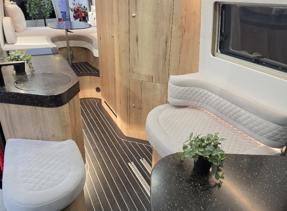 Loungebank in hocker in buscamper Innovan Roadtrip 695L