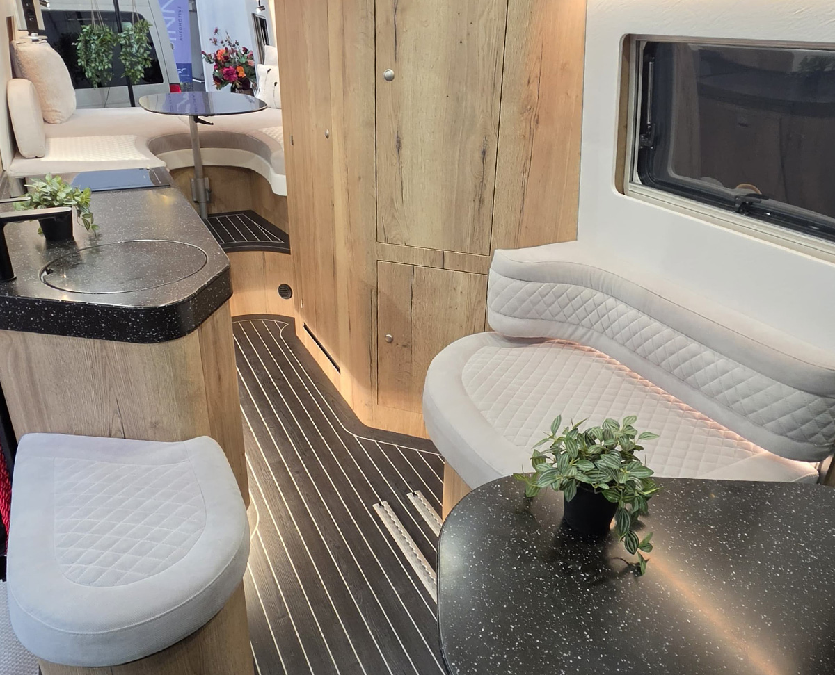 Loungebank in hocker in buscamper Innovan Roadtrip 695L