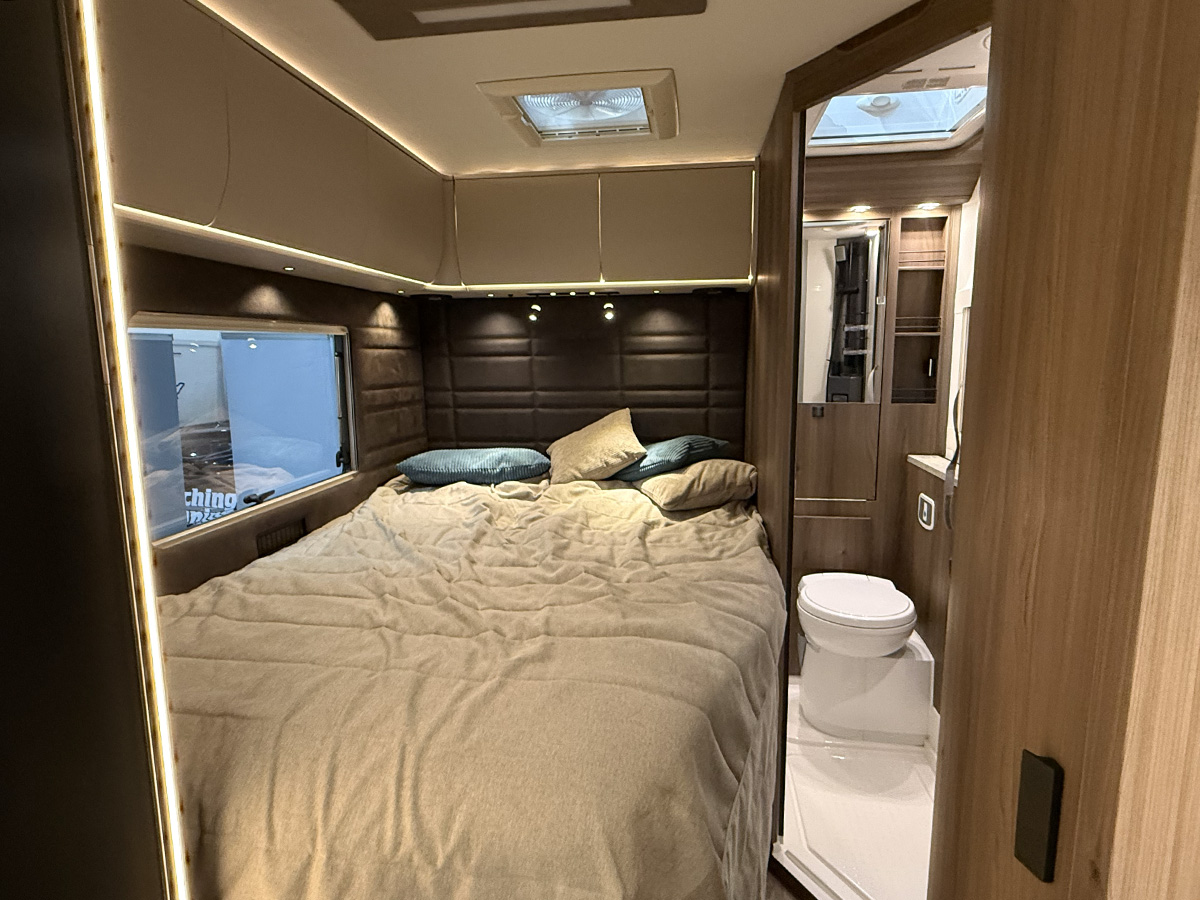 Frans bed in de smalle halfintegraal Kabe Novum c720 LXL
