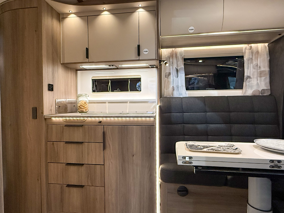 Keuken in de smalle halfintegraal Kabe Novum c720 LXL