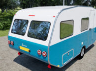 Zijaanzicht van de nieuwe Glaravans Wave retrocaravan