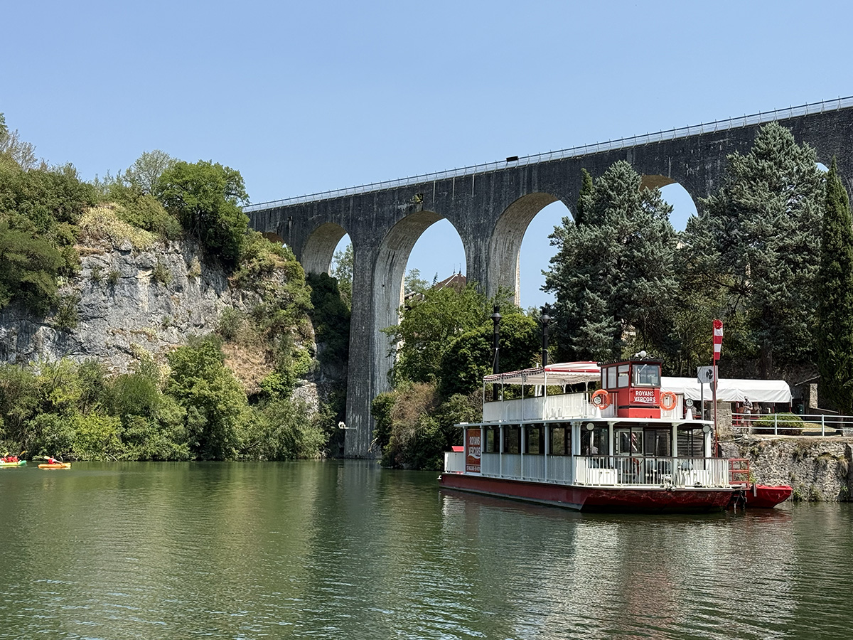 Het aquaduct en de radarstoomboot in Saint-Nazaire-en-Royans op een zonnige dag