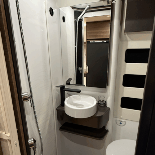 Variobadkamer in de buscamper Rapido V64