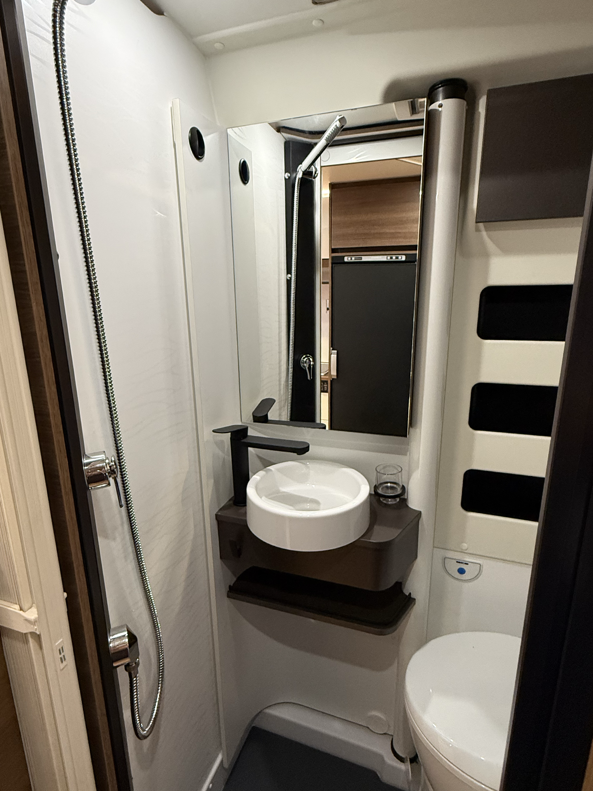 Variobadkamer in de buscamper Rapido V64
