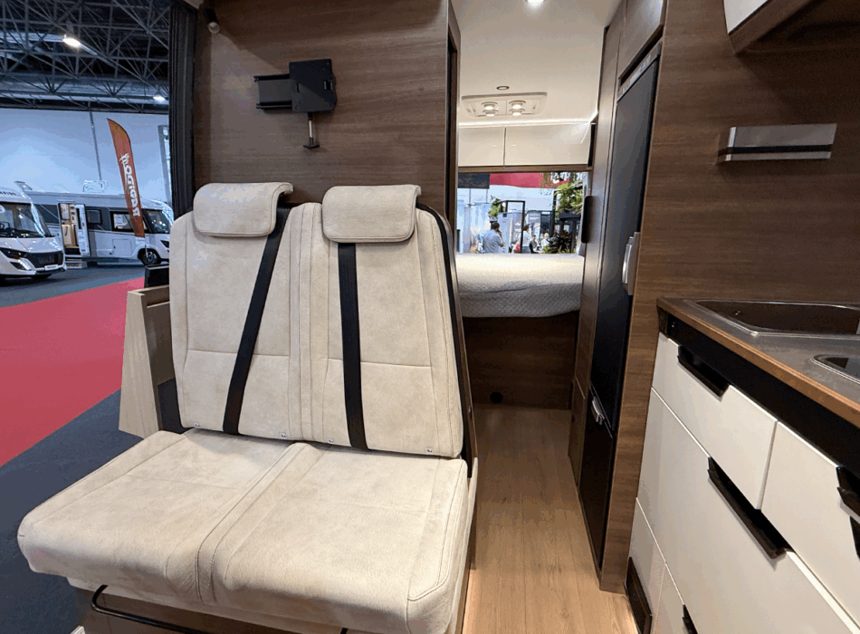 Bijzondere dinette aan de passagierszijde in de Rapido V64
